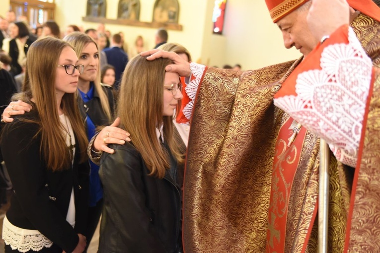 Bierzmowanie w par. Krzyża Św. i MBB w Dębicy