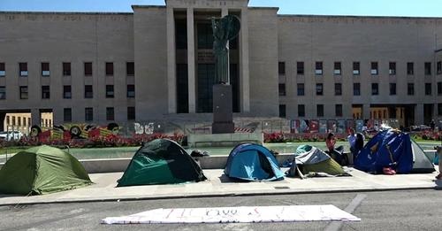 Włochy. Studencki protest namiotowy przeciwko kosztom wynajmu kwater