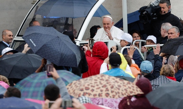 Papież do Polaków: Umęczona Ukraina potrzebuje wsparcia i modlitwy