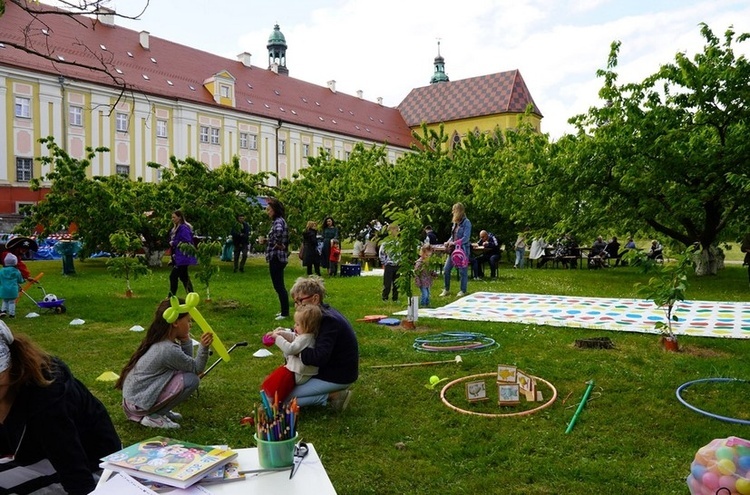 Trzebnica. Jubileuszowa X Majówka w Ogrodach Klasztornych