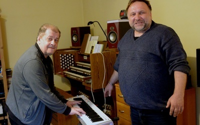 Walory przekazywanego instrumentu prezentuje ks. Andrzej Zarzycki. Z prawej ks. Krzysztof Wilk.