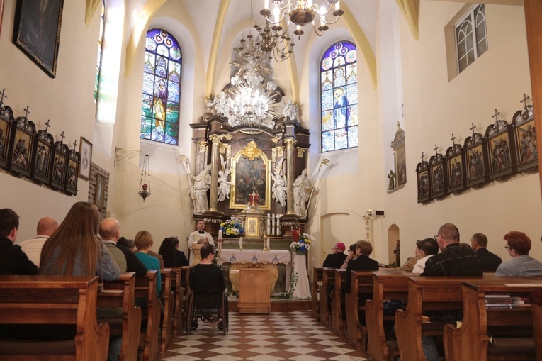 Przekazanie figury św. Józefa wspólnocie L'Arche