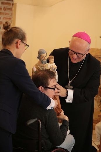 Przekazanie figury św. Józefa wspólnocie L'Arche