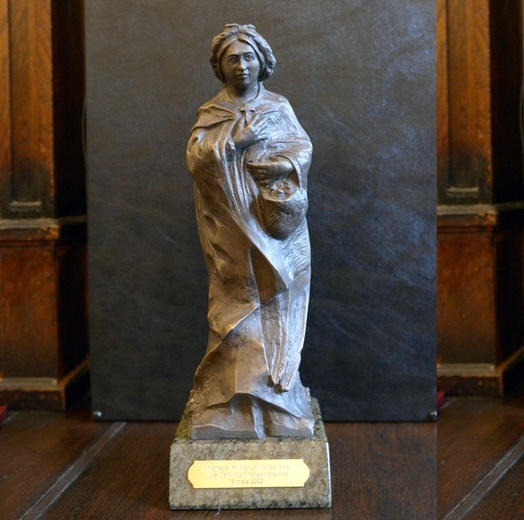 Przyznanie nagrody wiąże się z wręczeniem statuetki Wandy Malczewskiej.