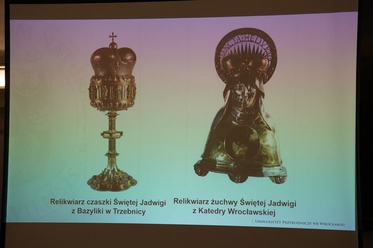 O cystersach, rekonstrukcji głów i klasztornych skarbach