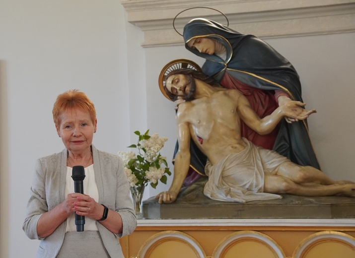 O cystersach, rekonstrukcji głów i klasztornych skarbach