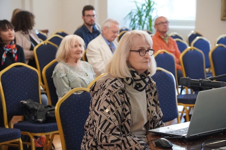 O cystersach, rekonstrukcji głów i klasztornych skarbach