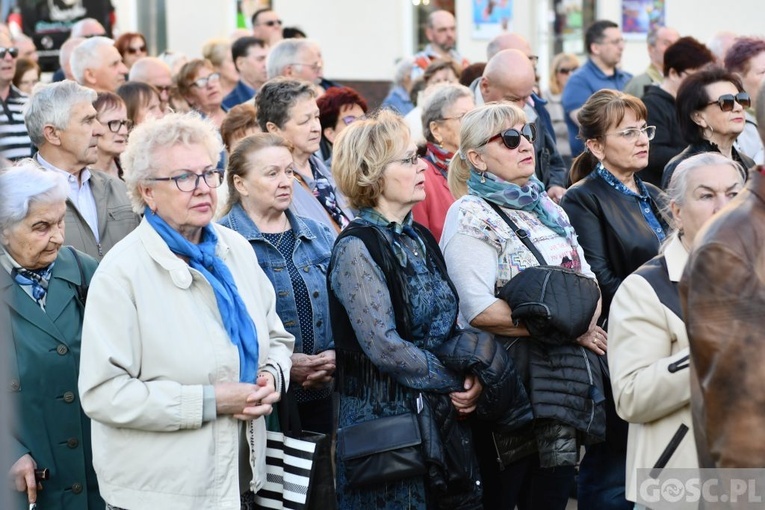 Modlitwa za Gorzów Wlkp. z różańcem w ręku