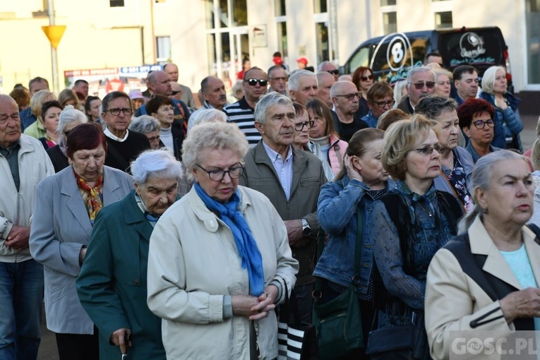Modlitwa za Gorzów Wlkp. z różańcem w ręku