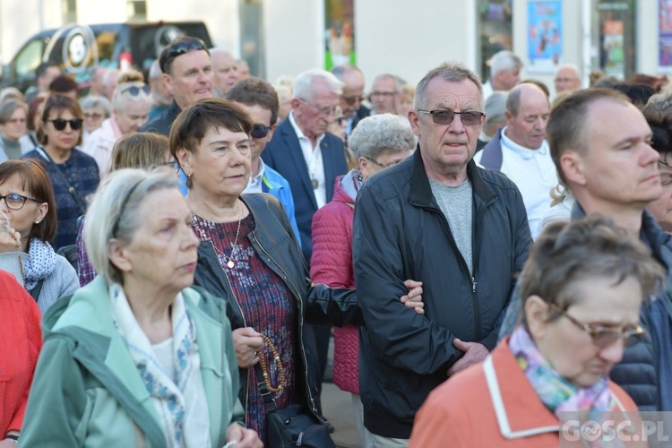 Modlitwa za Gorzów Wlkp. z różańcem w ręku