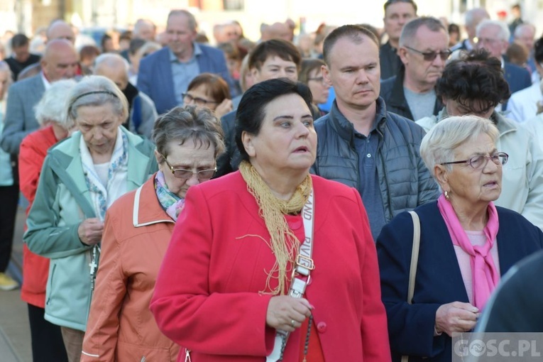 Modlitwa za Gorzów Wlkp. z różańcem w ręku