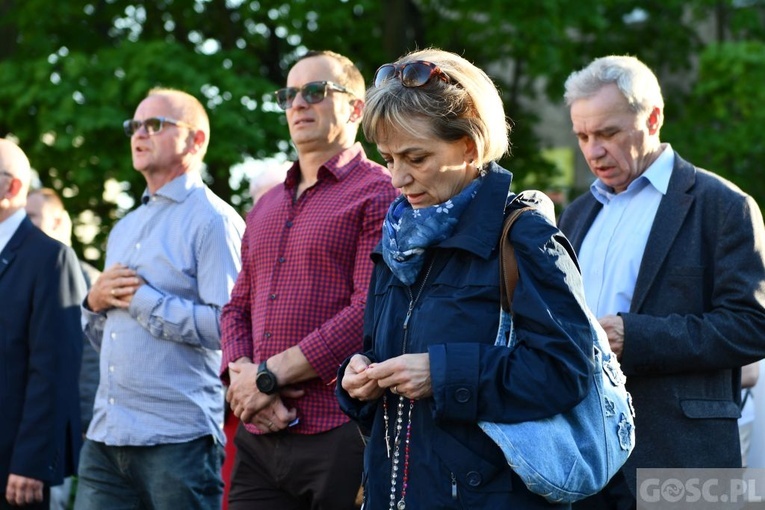 Modlitwa za Gorzów Wlkp. z różańcem w ręku