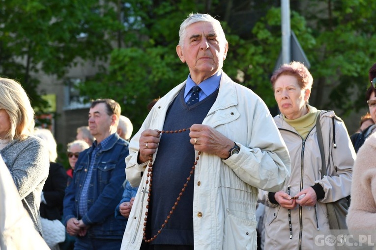 Modlitwa za Gorzów Wlkp. z różańcem w ręku