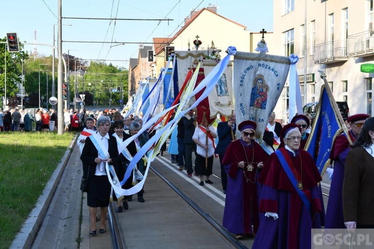 Modlitwa za Gorzów Wlkp. z różańcem w ręku