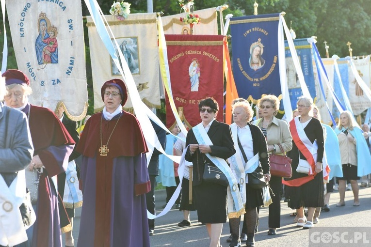 Modlitwa za Gorzów Wlkp. z różańcem w ręku
