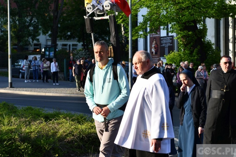 Modlitwa za Gorzów Wlkp. z różańcem w ręku