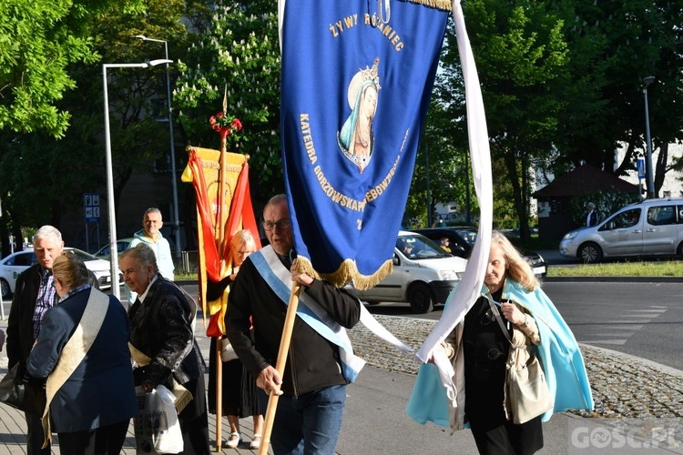 Modlitwa za Gorzów Wlkp. z różańcem w ręku