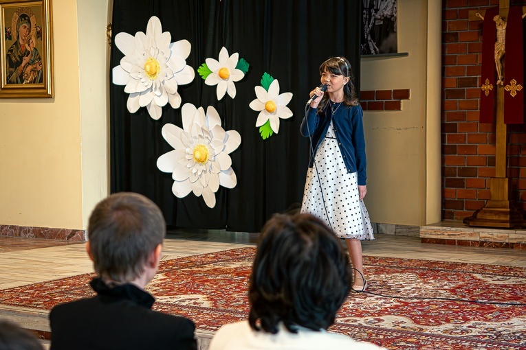 Błogosławieństwo sztandaru dla szkoły katolickiej w Słupsku