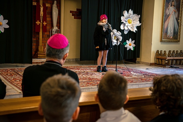 Błogosławieństwo sztandaru dla szkoły katolickiej w Słupsku