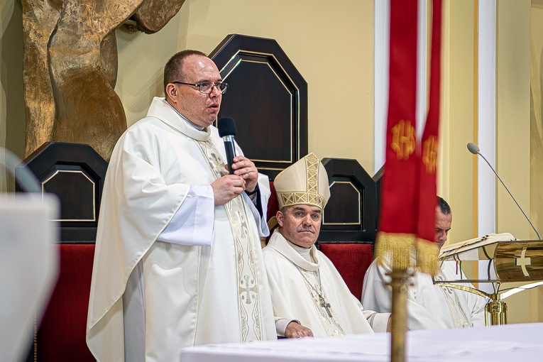 Błogosławieństwo sztandaru dla szkoły katolickiej w Słupsku