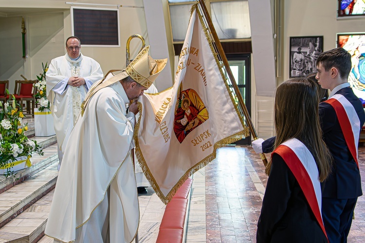 Błogosławieństwo sztandaru dla szkoły katolickiej w Słupsku