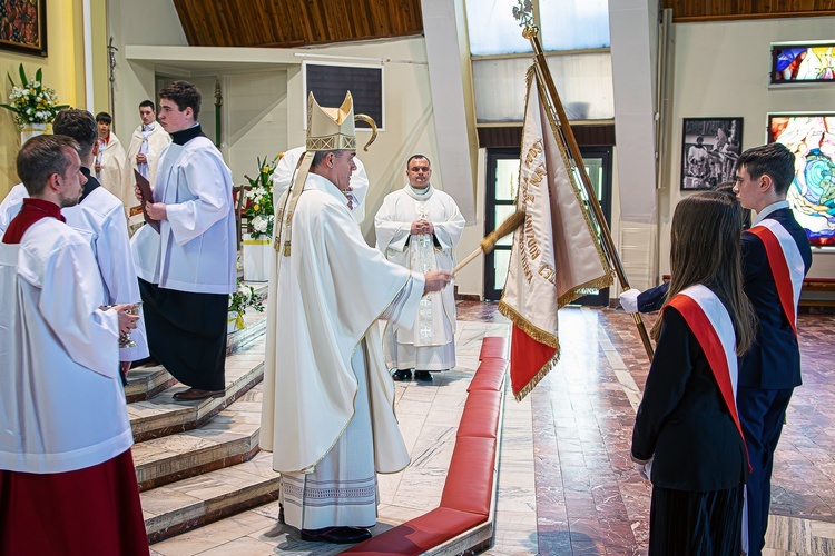 Błogosławieństwo sztandaru dla szkoły katolickiej w Słupsku