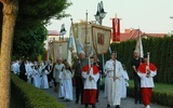 Uroczysta procesja podczas odpustu w parafii Matki Bożej Fatimskiej.