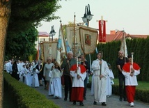 Uroczysta procesja podczas odpustu w parafii Matki Bożej Fatimskiej.