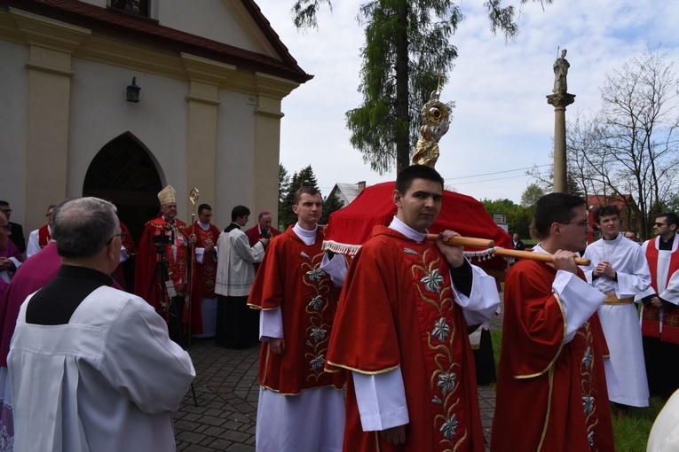 Przed kaplicą narodzenia św. Stanisława.