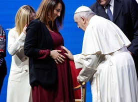 Papież: świat bez kobiety jest skazany na samotność