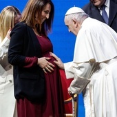 Papież: świat bez kobiety jest skazany na samotność