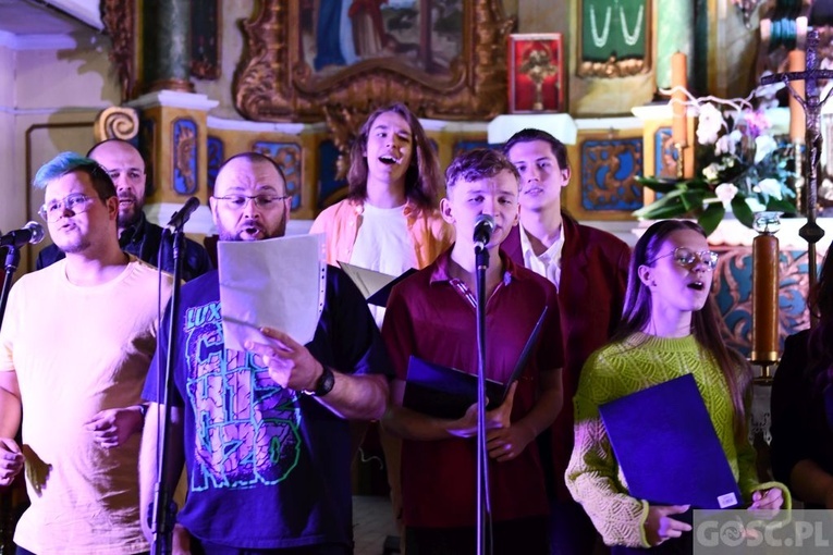 Próba generalna przed koncertem uwielbienia chóru "Skrzydła" w Gaworzycach