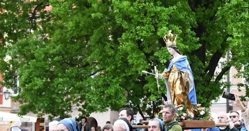 By być pełną wdzięku