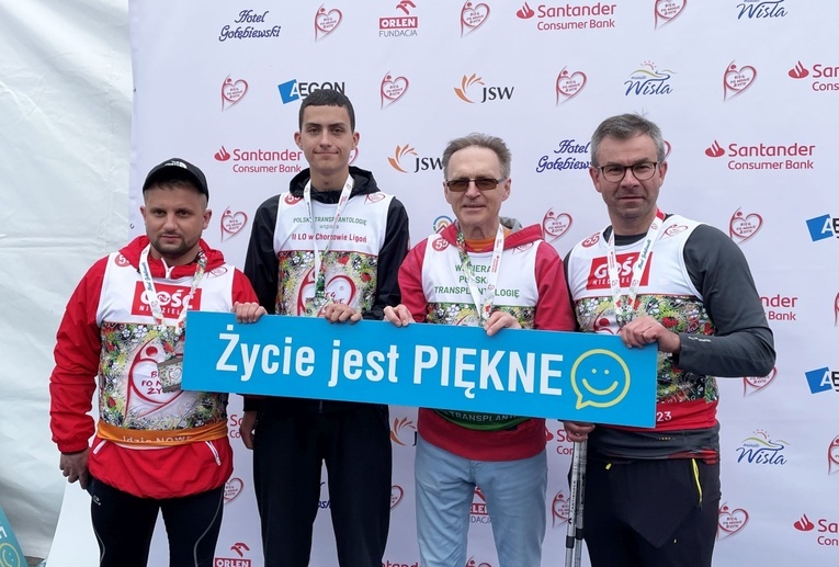 Drużyna "Gościa Niedzielnego" tuż po biegu. Pierwszy z lewej: ks. Adam Bilski; pierwszy z prawej: Piotr Sudoł, przedstawiciel redakcji.