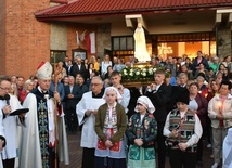 Procesja ulicami rozpoczęła się po Mszy św. sprawowanej w parafialnym kościele.