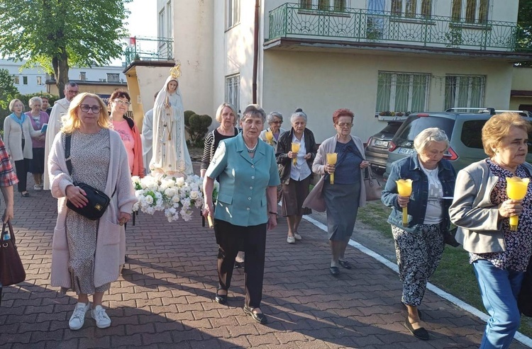 W wielu parafiach, w tym także u św. Barbary w Głowinie, odbyły się procesje z figurą Matki Bożej.