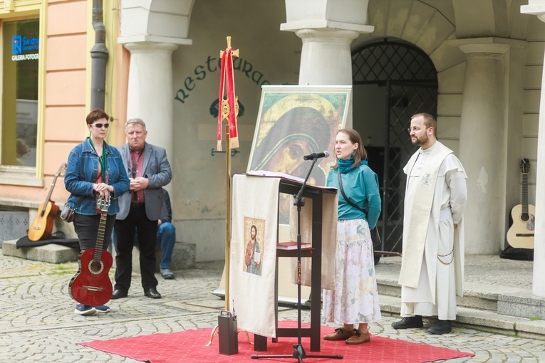 Członkowie wspólnot neokatechumenalnych dzielili się swoim doświadczeniem żywej relacji z Chrystusem.