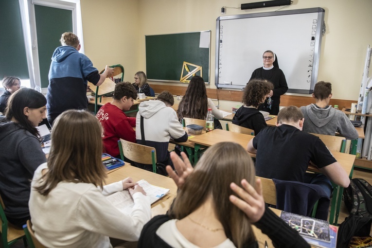 Szkoła, którą obsiadły biedronki