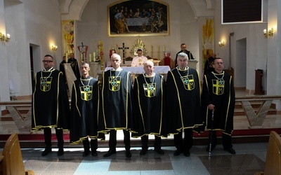 Sześciu mężczyzn zdecydowało się wstąpić w szeregi wspólnoty męskiej.