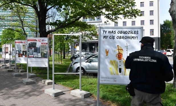 Zatrzymano sprawców zniszczenia wystawy o Janie Pawle II