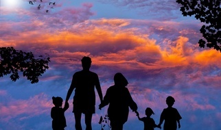 Pomagać rodzinom? Czy tylko nie przeszkadzać?