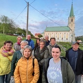 Część parafian, którzy zobowiązali się do modlitwy wstawienniczej za bierzmowaną młodzież.