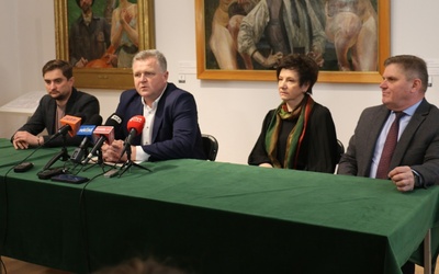 Do obejrzenia wystawy i udziału w imprezach towarzyszących zachęcają (od lewej): Dawid Ruszczyk, Adam Duszyk, Wioletta Kotkowska i Leszek Ruszczyk.