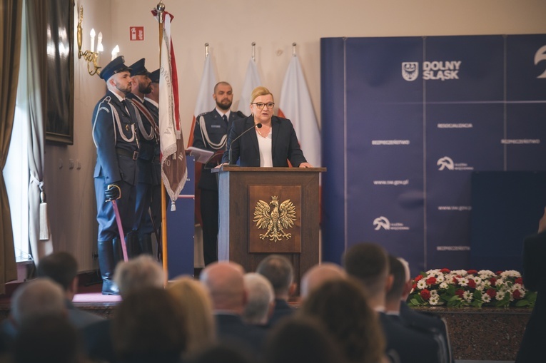 Nadanie i poświęceniu sztandaru Aresztowi Śledczemu oraz Zakładowi Karnemu Nr 1 we Wrocławiu