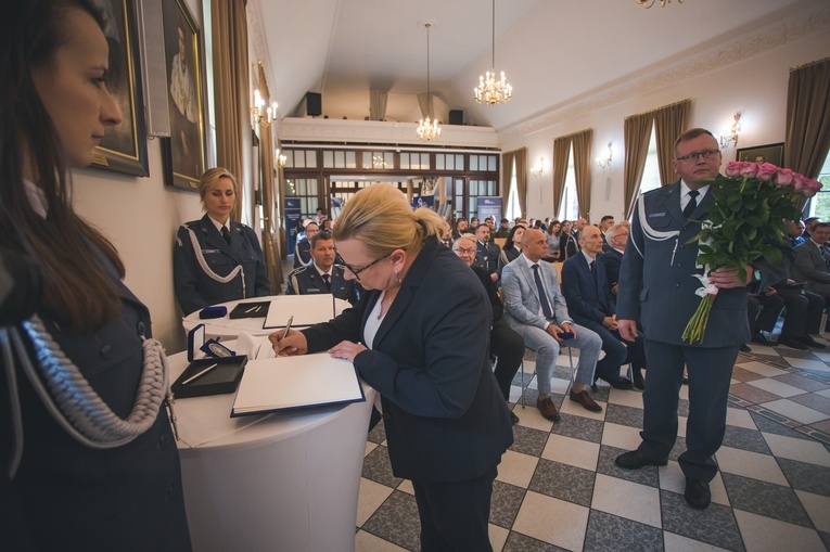 Nadanie i poświęceniu sztandaru Aresztowi Śledczemu oraz Zakładowi Karnemu Nr 1 we Wrocławiu