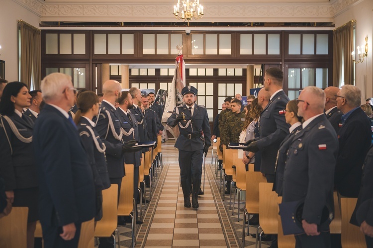 Nadanie i poświęceniu sztandaru Aresztowi Śledczemu oraz Zakładowi Karnemu Nr 1 we Wrocławiu