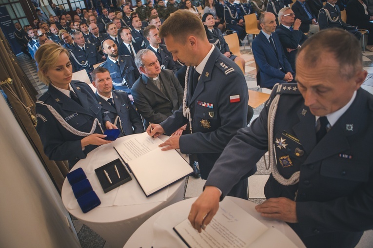 Nadanie i poświęceniu sztandaru Aresztowi Śledczemu oraz Zakładowi Karnemu Nr 1 we Wrocławiu