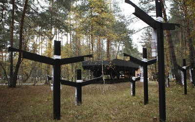 Dyplomaci z ambasady i konsulatu RP uporządkowali Polski Cmentarz Wojenny w Bykowni
