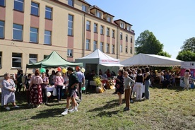 Rodzinny piknik z okazji jubileuszu szkoły.