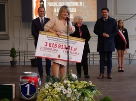 Dyrekotr Małgorzata Kalinka z symbolicznym czekiem na budowę hali sportowej.